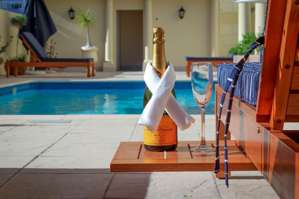 Hotel Le Vendome Città del Capo Esterno foto A bottle of Veuve Clicquot