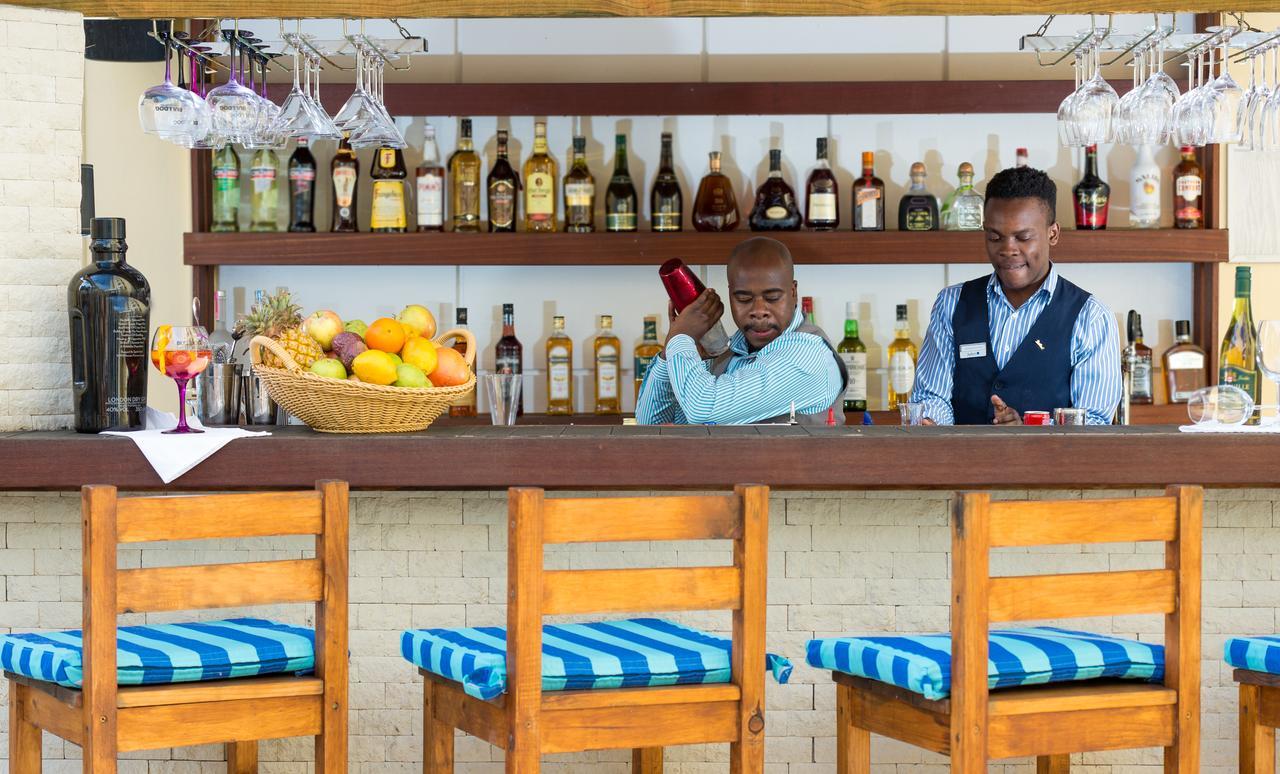 Hotel Le Vendome Città del Capo Esterno foto A bar in Kenya