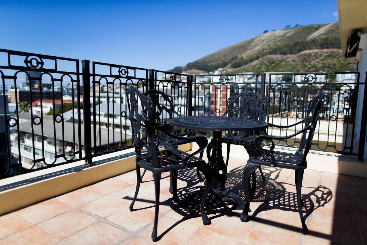 Hotel Le Vendome Città del Capo Esterno foto A wrought iron patio set